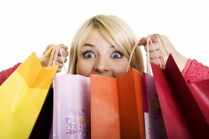Mulher empolgada por compras