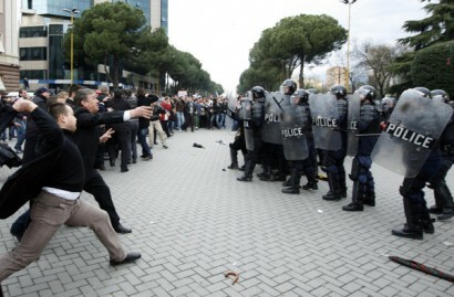 Albanski zagovorniki opozicijske socialistične stranke se med provladnim shodom v Tirani spopadajo s policijo