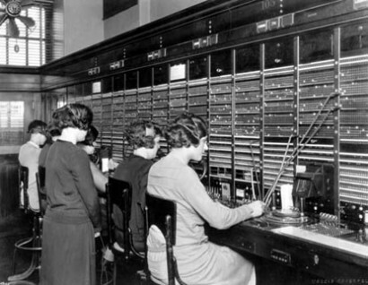 Antiga central telefônica, atualmente chamada de call center a partir da qual uma chamada recebida era conectada manualmente ao departamento correspondente da empresa. Ele também fez o mesmo com as chamadas de saída.