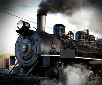 Locomotive à vapeur chauffée au charbon.