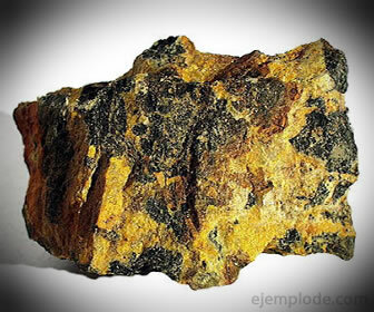 У мінералі присутній уран