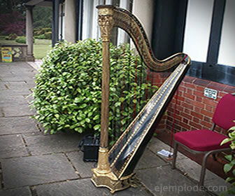 Harfa je jednoduchý chordofonový nástroj.