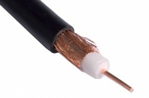 Koaksialkabel. Flora av ledninger på den hvite plasten skal isolere ledningen fra midten.