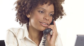 Uformell forretningskvinne på telefon
