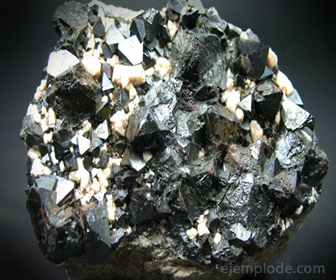 Magnetit, ferimagnetická železná ruda