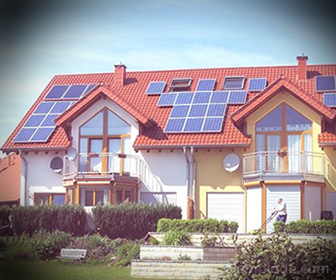 Enerģijas pārveidošanas piemērs, saules paneļi uz mājas jumta.