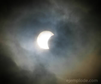 O eclipse é um fenômeno natural que pode ser previsto.