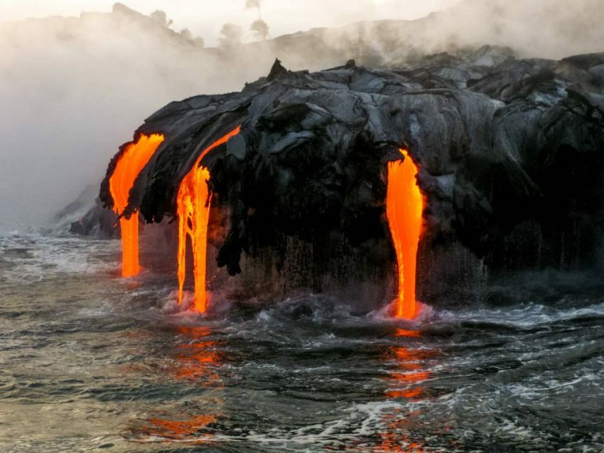 Vulkāna lavas izvirdums.