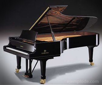 O piano é o instrumento de percussão de cordas por excelência.