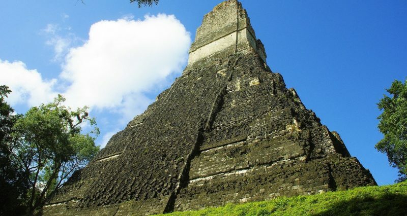 Apa saja pusat upacara suku Maya?