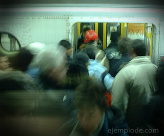 In de rij staan ​​in de metro, voorbeeld van een sociale norm.
