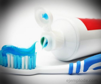 Tandpasta, constant gebruikt in het dagelijks leven