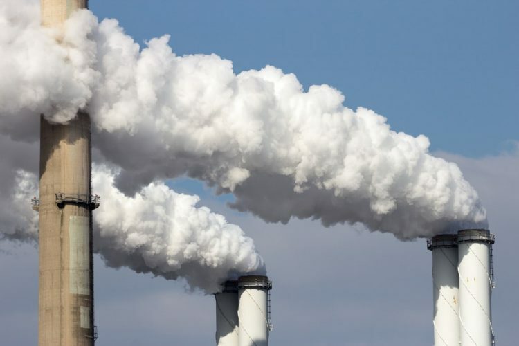 Inquinamento atmosferico dalle fabbriche.