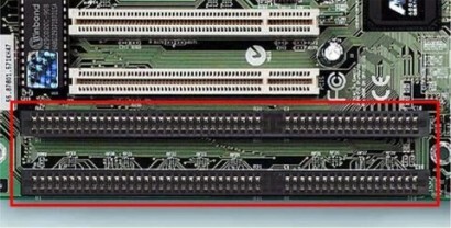 Vidíme sběrnici ISA níže a sběrnici PCI výše. Sběrnice ISA byla součástí výpočetní techniky tak dlouho, že když vyšla nová sběrnice PCI, počítače musely nést oba standardy, aby byly kompatibilní.