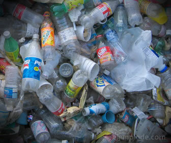 Oorganiskt sopor, tomma plastflaskor