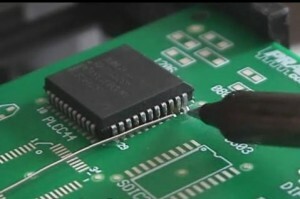 Паякообразен компютърен чип. Вътре може да има до милиони компоненти, които не могат да се видят с просто око.