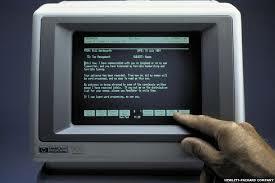 Foto do HP-150, o primeiro computador comercializado com tela sensível ao toque. Era baseado em uma rede de transmissores e receptores infravermelhos que detectavam qualquer elemento não transparente na tela.
