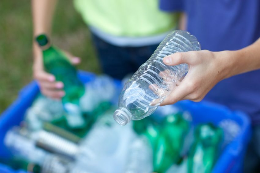Recyclage des bouteilles en plastique.