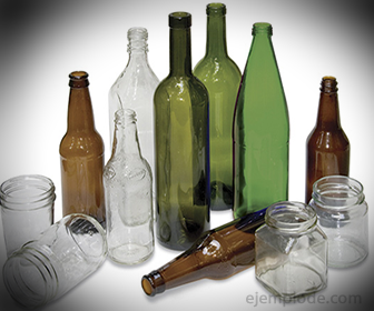 Glazen flessen, gemaakt met zand