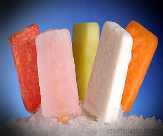 塩溶液は、アイスキャンディーをよりよく凍結するのに役立ちます