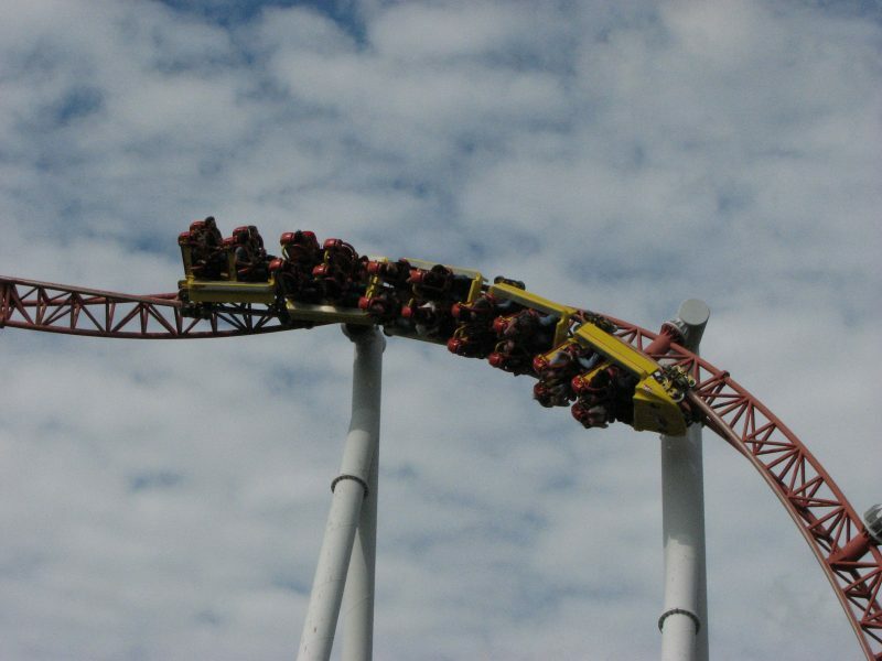 roller coaster - energi kinetik-min