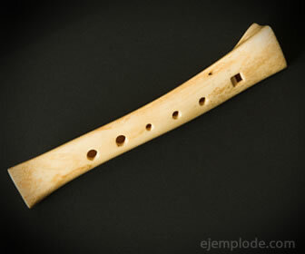 Seruling kayu, alat musik tiup.