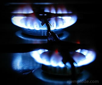 Pembakaran gas metana dalam tungku.